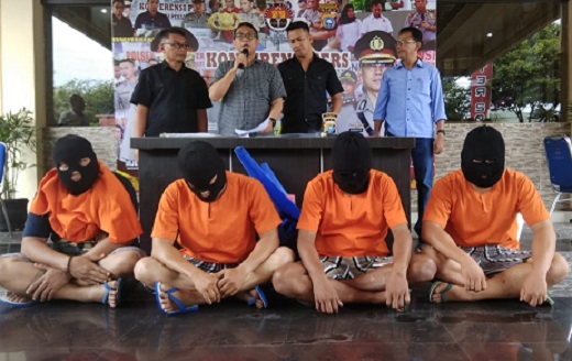 Berkelahi dan Saling Bacok di Riau Foodcourt Pekanbaru, 4 Pria Diborgol Polisi