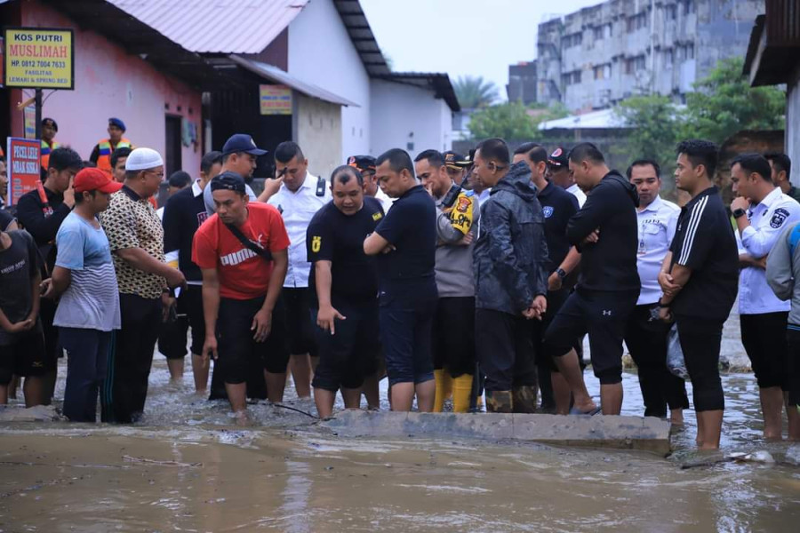 Gerak Cepat, Pj Wali Kota Pekanbaru Langsung Pantau Beberapa Titik Banjir