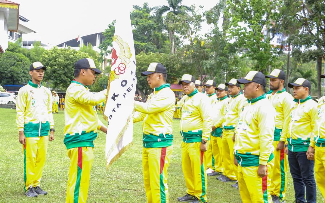 Lepas Kontingen Pekanbaru ke Ajang Porprov Riau, Pj Wali Kota Pekanbaru Beri Motivasi Kepada  Atlet