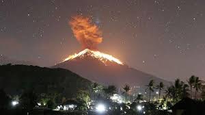 17 Maret 1963: Gunung Agung meletus, menelan korban jiwa lebih dari 2.000 orang tewas