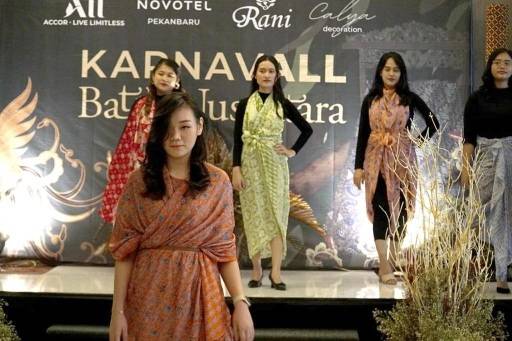 Novotel Pekanbaru Pamerkan Beragam Batik Riau di Karnaval Batik Nusantara
