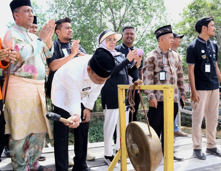 Pj Wali Kota Pekanbaru Buka Festival Pacu Sampan Pulau Semut
