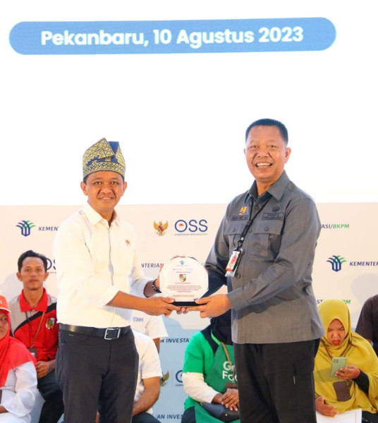 Pemberian NIB kepada Pelaku UMK Perseorangan di Pekanbaru oleh Menteri Investasi