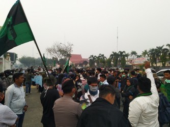 Demo Kabut Asap di Kantor Gubernur, Mahasiswa Sindir Tagline 'Riau Hijau'