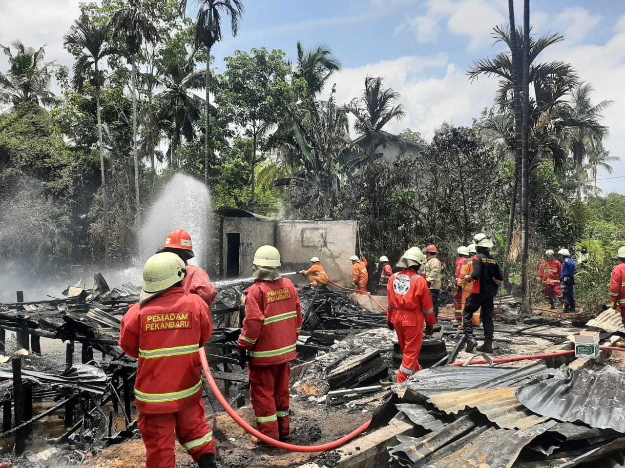 DPKP Kerahkan 6 Mobil Pemadam Kebakaran Jinakan Api di Jalan Melati