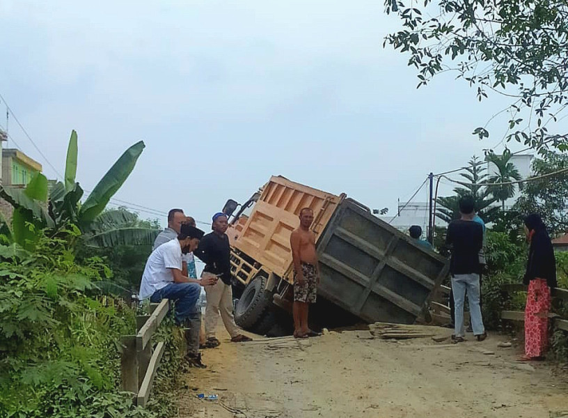 Jembatan Parit Landang Keritang Inhil Ambruk, Dinas PUPR Riau Gerak Cepat