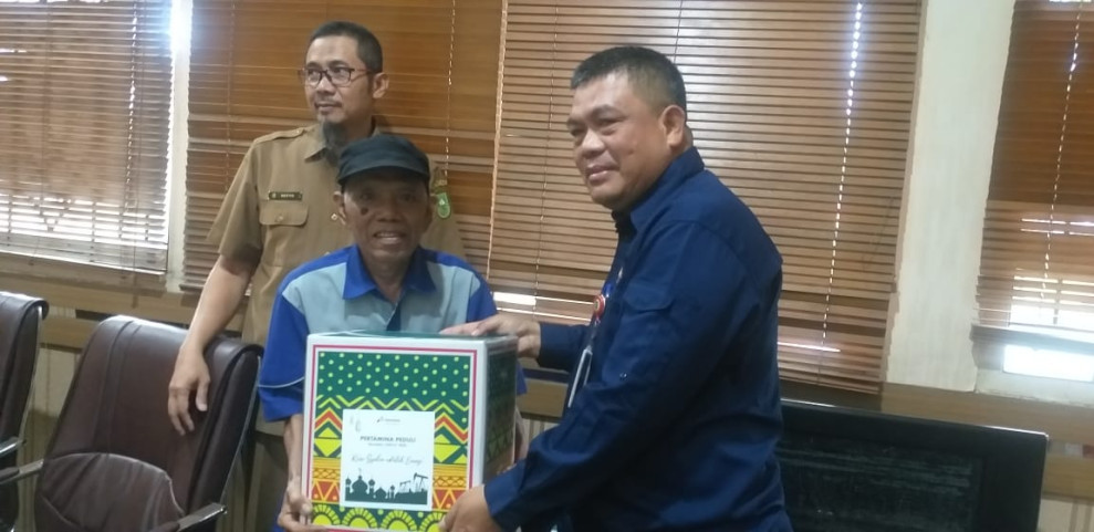 DLHK Riau Serahkan 70 Paket Sembako ke THL