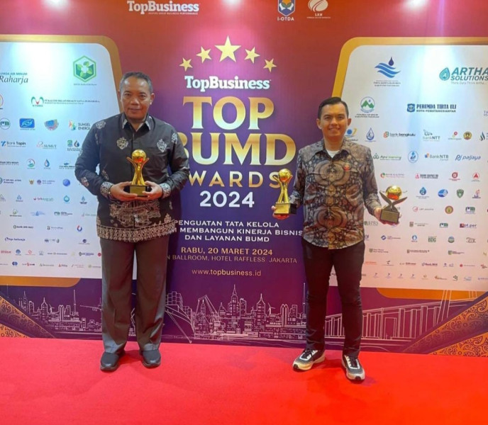 Pj Wali Kota dan Bank Pekanbaru Raih 3 Penghargaan Top BUMD Award 2024
