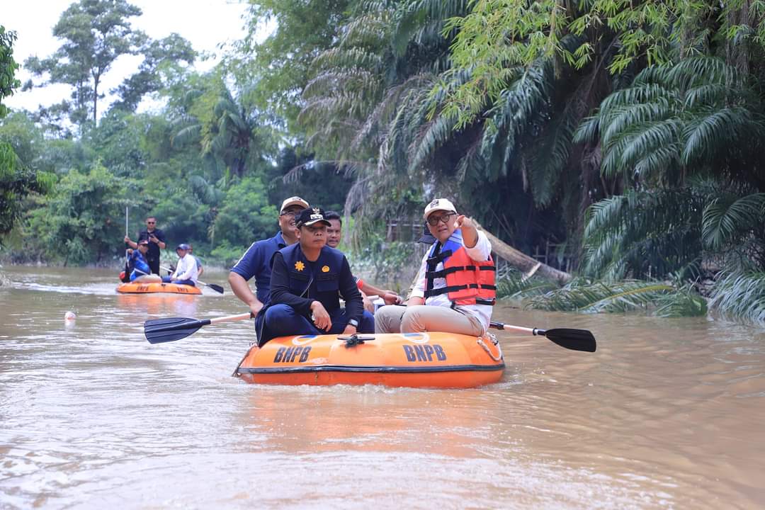 Cari Tahu Penyebab Banjir, Pj Wali Kota Bersama Staf Ahli Bappenas Susuri Sungai Sail