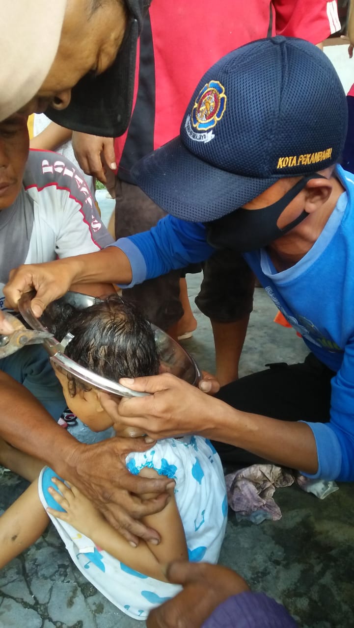 Petugas DPKP Selamatkan Bocah Perempuan di Kelurahan Simpang Tiga