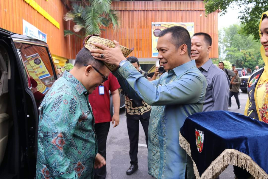 Pj Wali Kota Pekanbaru Dampingi Menpan RB Tinjau MPP Pekanbaru