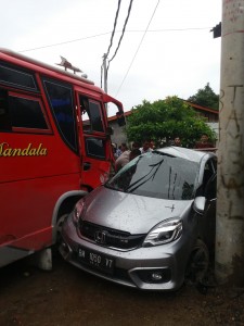 Brio dan Minibus Mandala Adu Kambing di Jalan Lintas Barat, Supir Kritis
