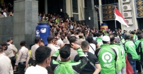 Ratusan Mitra Driver Gojek Demo di DPRD Pekanbaru