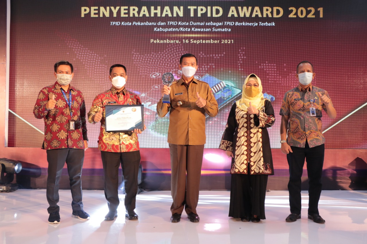 Wali Kota Terima Piala TPID Award 2021 dari Petinggi Bank Indonesia