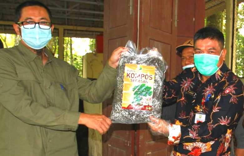Kadis LHK Riau Panen Perdana 2 Ton Pupuk Kompos di Tahura SSH Minas