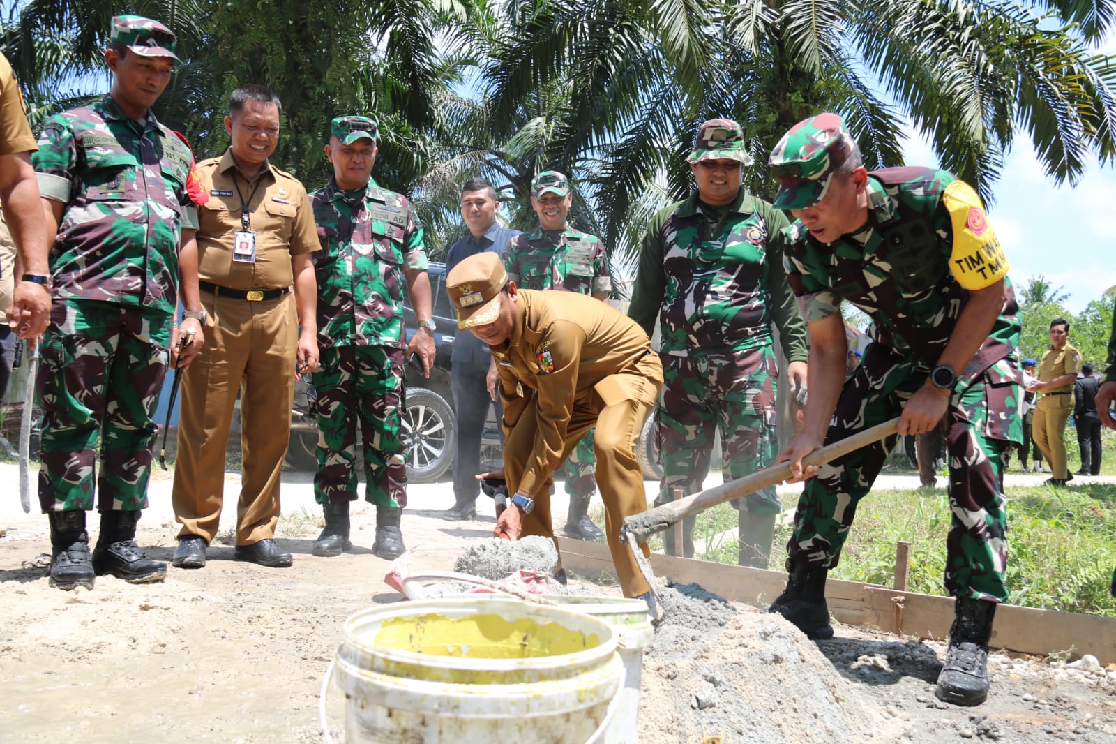 Pj Wali Kota Dampingi Tim Wasev TNI AD Tinjau Hasil Kegiatan TMMD di Kulim