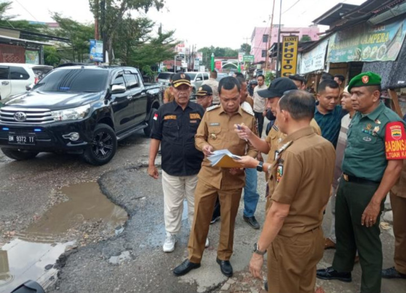 Tinjau Jalan Rusak, Pj Wali Kota Pekanbaru Pastikan Perbaiki Secara Bertahap
