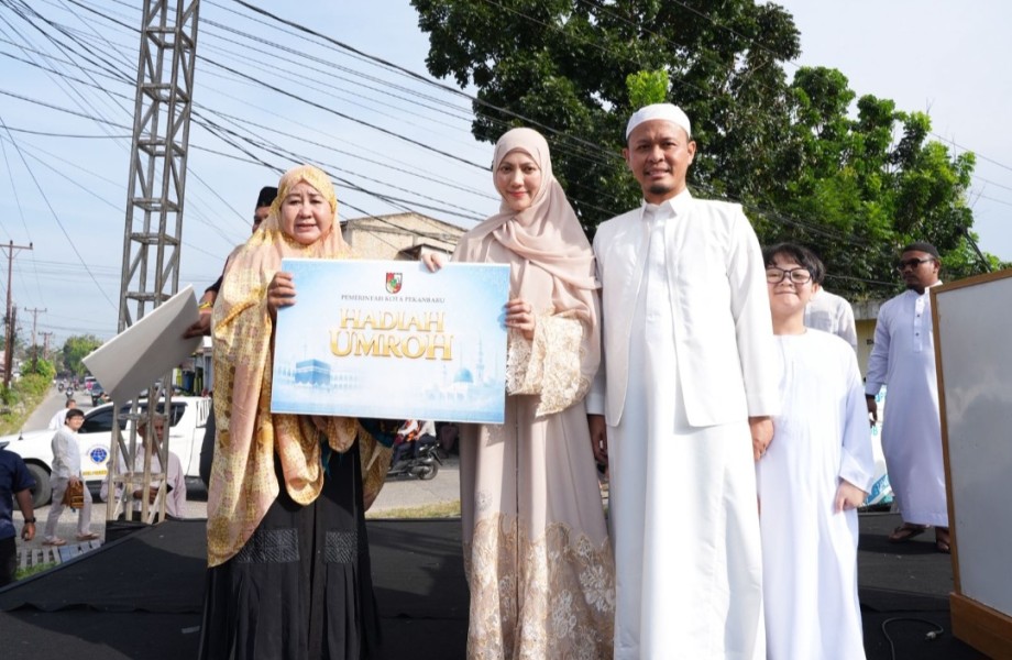 Wako Agung Berikan Hadiah Umrah Untuk Dua Orang Warga Pekanbaru