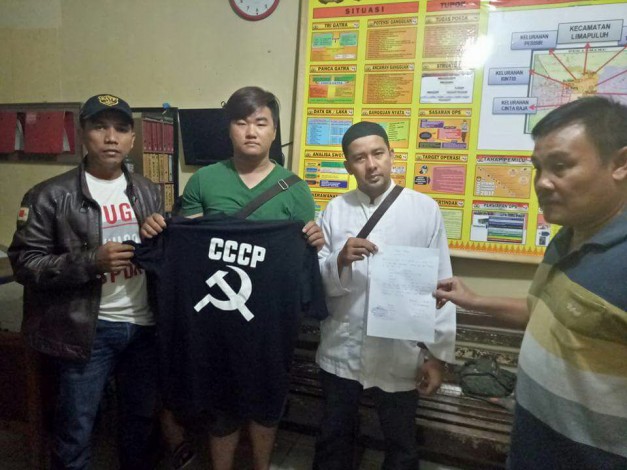 Pakai Baju Kaos Palu Arit, Mahasiswa Ini Diamankan FPI Riau