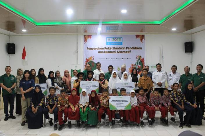 Asian Agri Berikan Bantuan Paket Pendidikan dan Ekonomi Alternatif di Riau