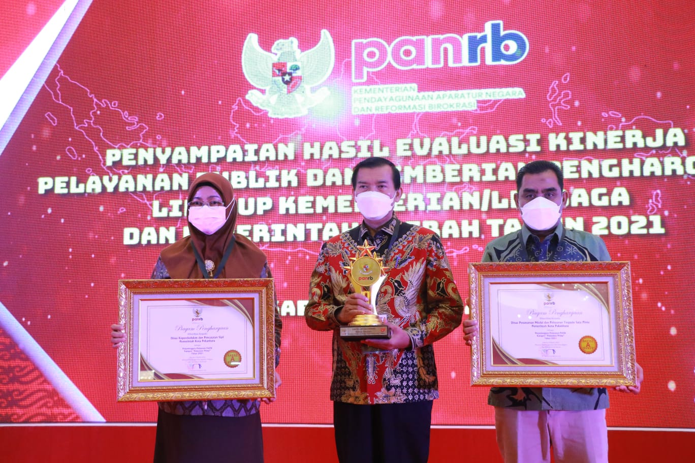 Kado HUT MPP yang ke-3, DPM-PTSP Dihadiahi Penghargaan Pelayanan Prima Oleh Kemenpan RB