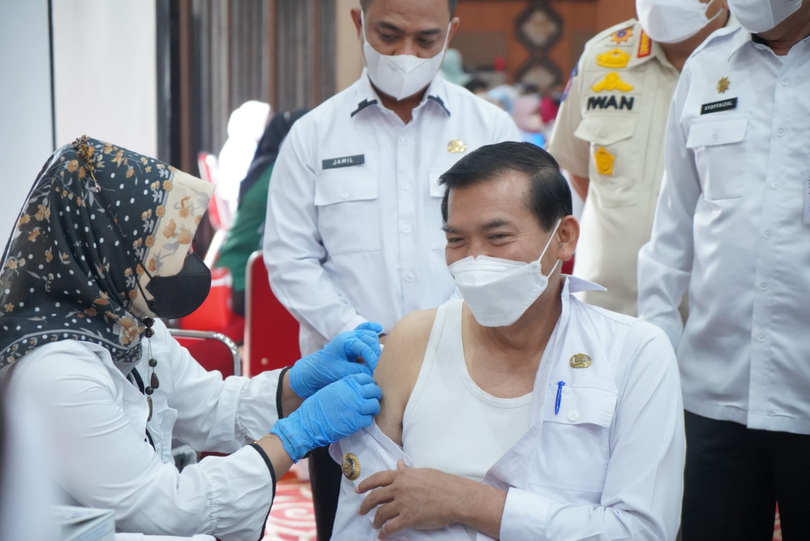 Bersama Ratusan THL dan ASN, Walikota Disuntik Vaksin Booster