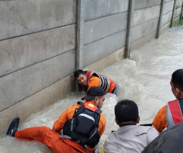 Kisah Pilu Pengantin Baru Tewas Terseret Banjir di Pekanbaru usai Jatuh dari Motor