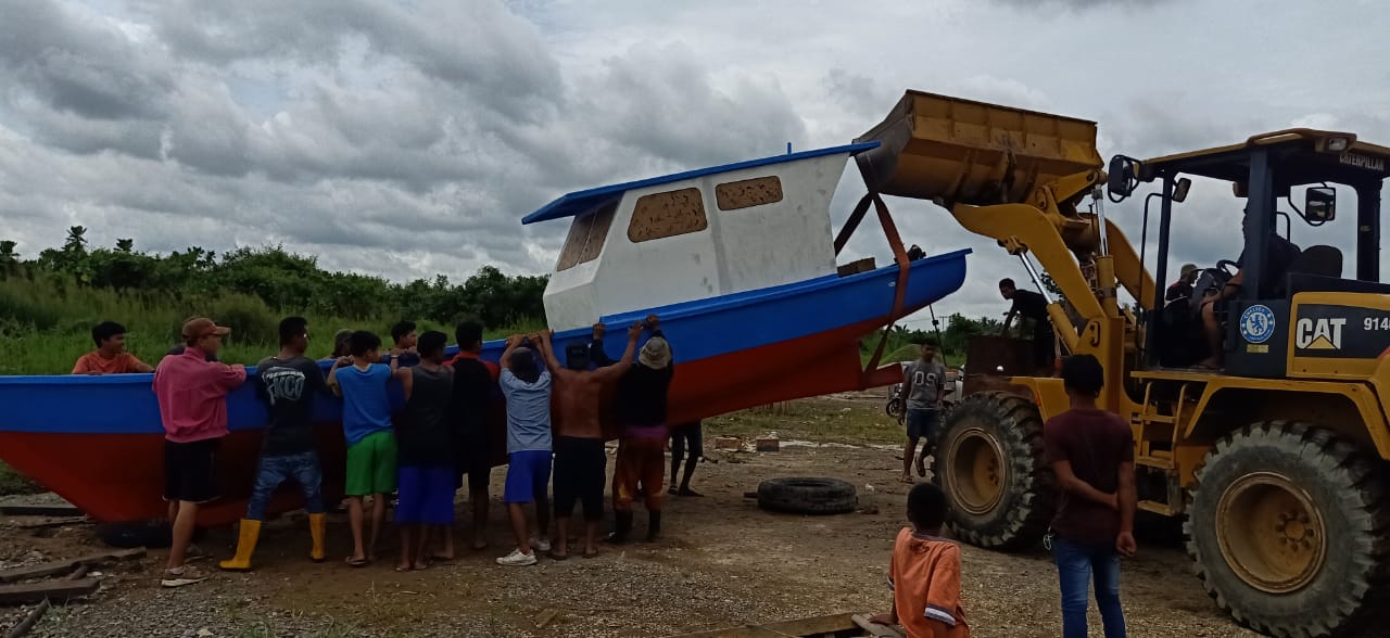 Septina Primawati Serahkan 14 Unit Kapal Tangkap Ikan dan Alat Tangkap Kepada Nelayan Inhil