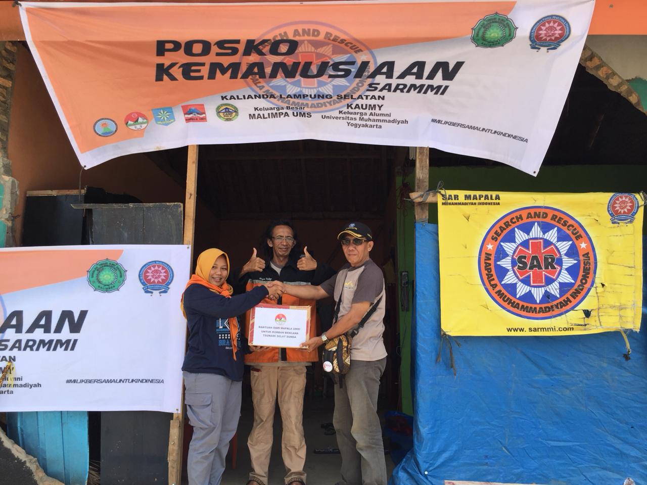 Mapala Umri Serahkan bantuan masyarakat riau kepada korban bencana alam di Lampung Selatan.