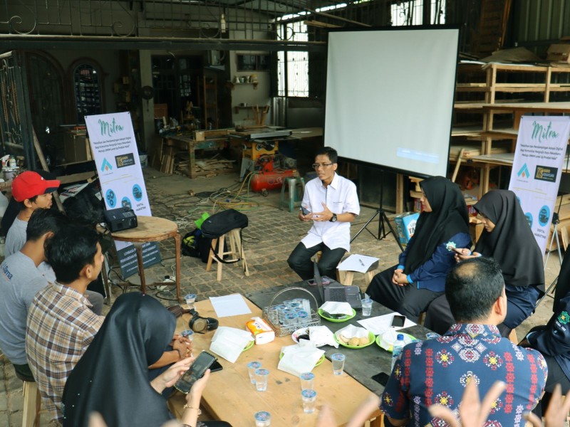 Penerapan Digital Marketing untuk UMKM Produk Furniture di Pekanbaru