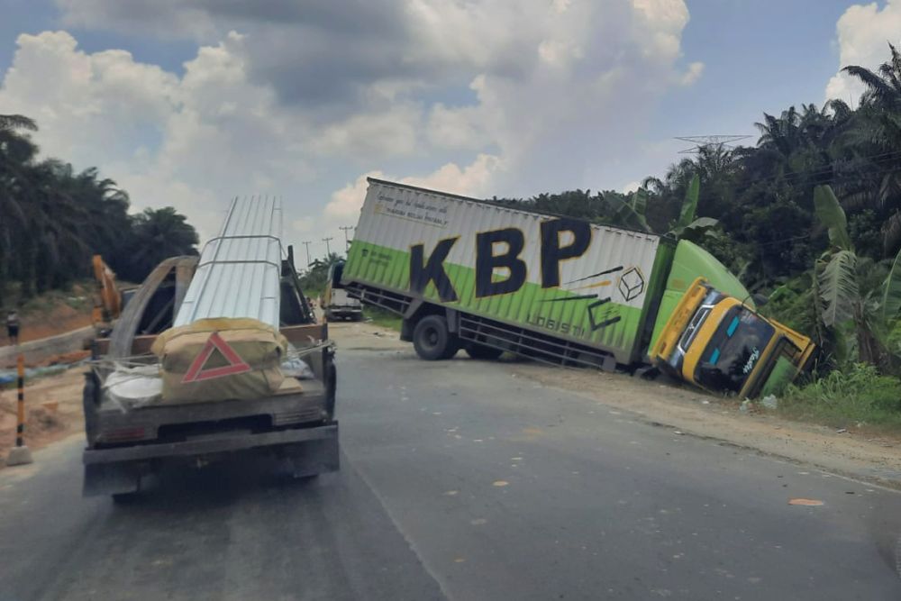 Hilang Kendali Akibat Rem Blong, Truk Hino Tabrak Colt Diesel di Jalan Lintas Timur Riau