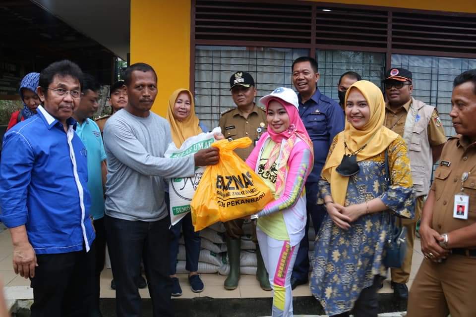 Kunjungi Korban Lokasi Banjir, Ketua TP PKK Pekanbaru Salurkan Bantuan Kebutuhan Pokok