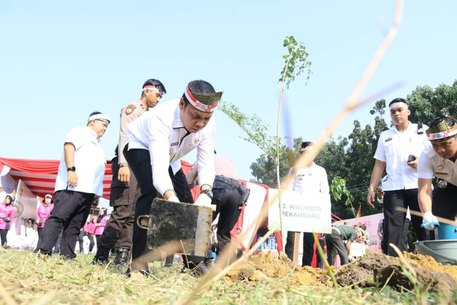Rangkaian Peringatan HUT RI ke-78, Pj Wali Kota Pekanbaru Ikuti Tanam Pohon Serentak