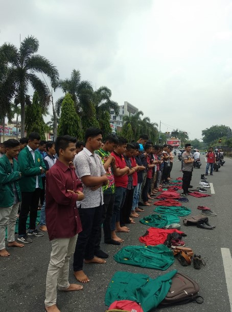 Gelar Aksi Solidaritas Tewasnya Randi, IMM Riau Gelar Salat Ghaib di Depan Polda Riau