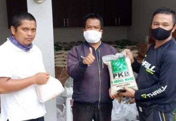 Abdul Wahid dan Anggota FPKB se-Riau Salurkan Bantuan Beras ke Warga