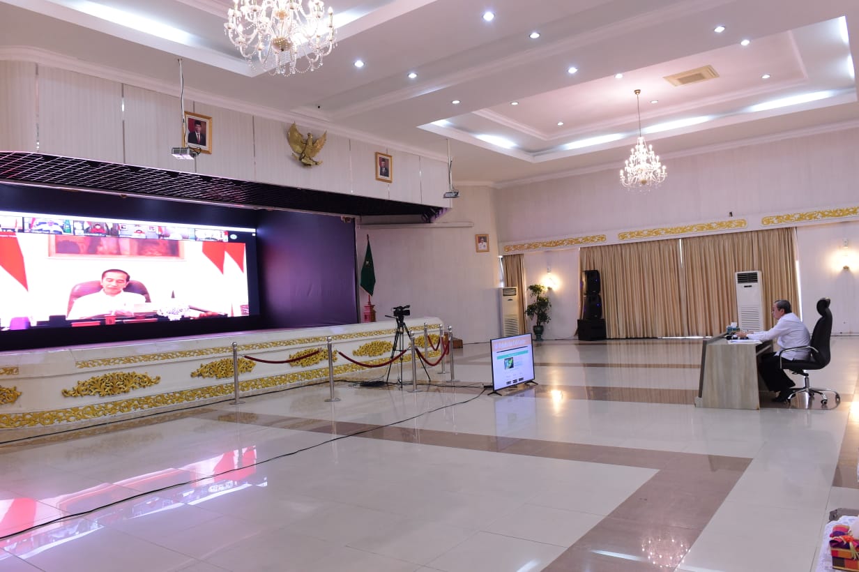 Ketua DPRD Riau Dampingi Gubri Video Comprence dengan Presiden RI