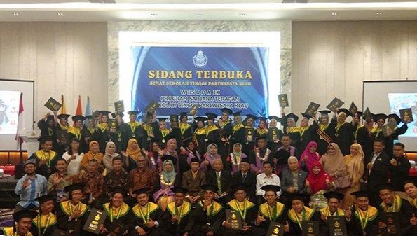 Wisuda 43 Mahasiswa STP Riau, Gubernur Syamsuar : Lulusan Pariwisata Sangat Dibutuhkan