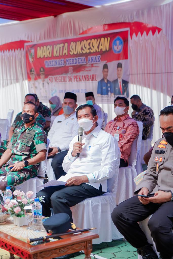 Wali Kota Pekanbaru Dampingi Mendagri Tinjau Vaksinasi Anak di SD N 36 Pekanbaru