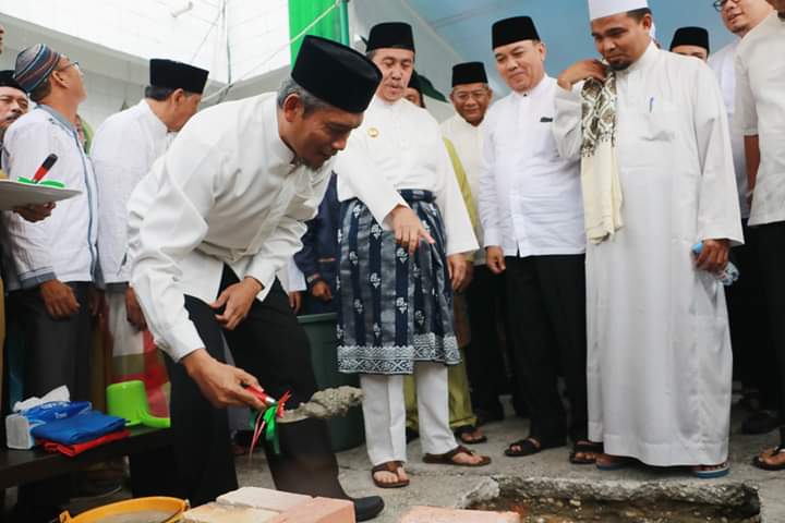 Wawako Letakkan Batu Pertama Renovasi Pembangunan Masjid Arrahman