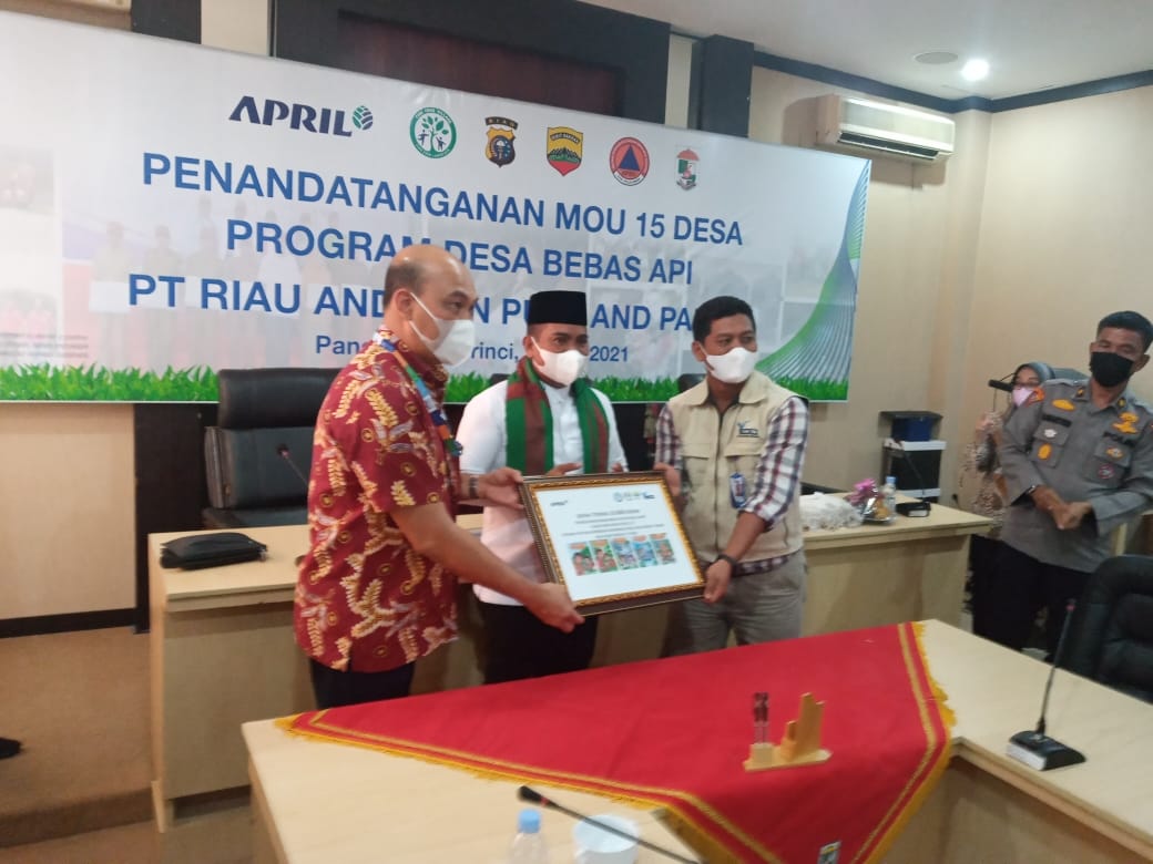 FTBM Riau Terima Donasi Komik Alam dan Bunga dari PT Riau Andalan Pulp And Paper