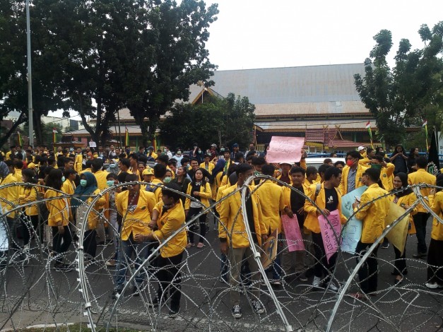 Datangi DPRD Riau, Mahasiswa Unilak dan Stikes Blokir Jalan Sudirman
