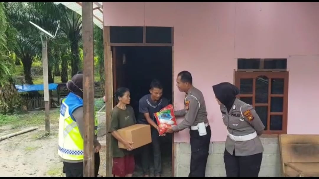 Bantu Warga Kurang Mampu di Mandau, Satlantas Polres Bengkalis Bagikan Sembako