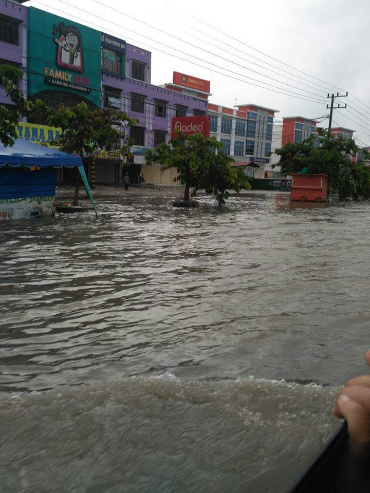 Direndam Banjir, Jalan Soebrantas Panam Macet Hingga Satu Kilometer
