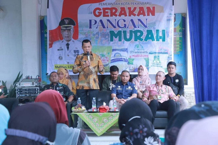 Pj Wali Kota Pekanbaru Tinjau Gerakan Pangan Murah di Maharatu