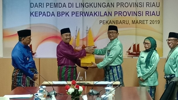 Masa Anggaran Berakhir, Gubri Serahkan LKPD 2018 Pemprov Riau ke BPK