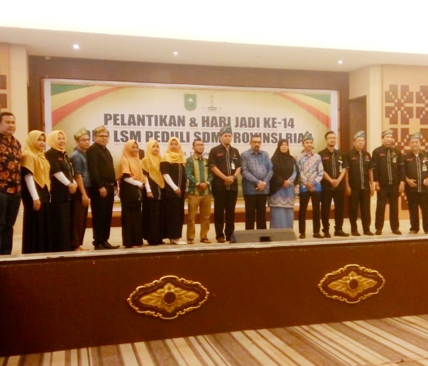 Wagubri Edy Natar Lantik Pengurus LSM Peduli SDM Provinsi Riau