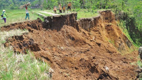 Tanah Longsor di Rohul, Dua Warga Hilang Berserta Rumah Terseret 150 Meter