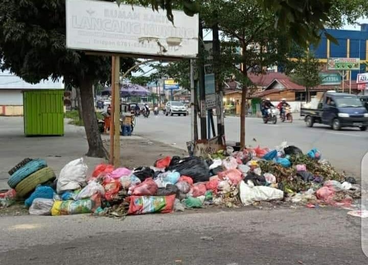 Banyak Sampah Menumpuk di Jalanan Pekanbaru Pada Awal Tahun Ini