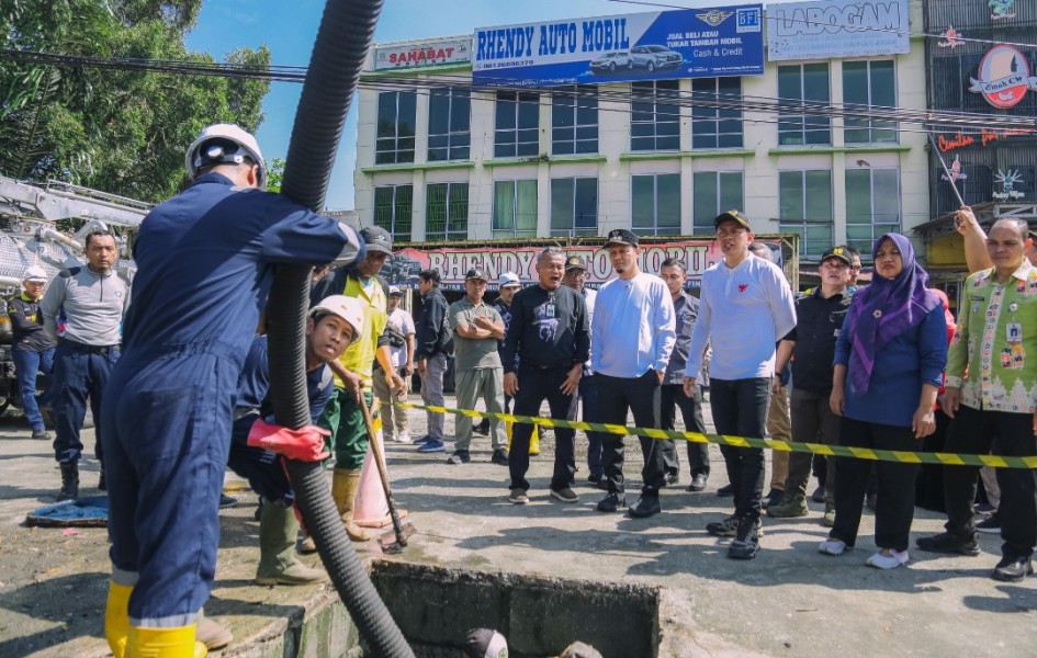 Pemko Pekanbaru Uji Coba Fungsi Mobil Penyedot Lumpur