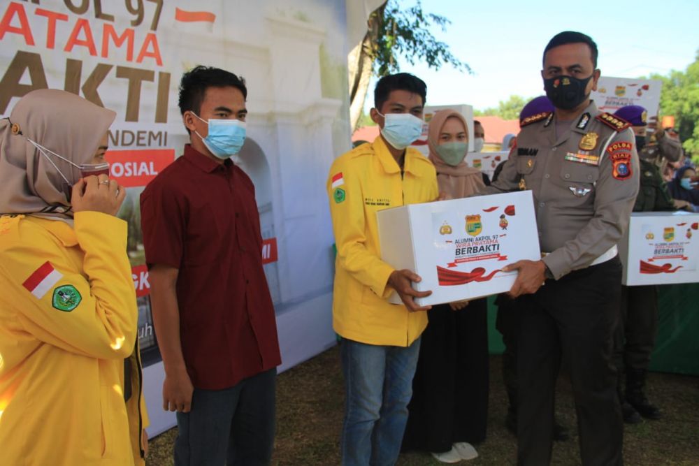 Cek Vaksinasi Unilak, Dirlantas Polda Riau Salurkan Bansos